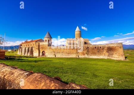 Panorama au coucher du soleil du monastère orthodoxe oriental d'Alaverdi dans la région de Kakhetia, en Géorgie orientale Banque D'Images