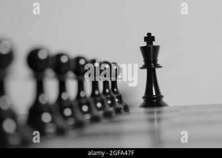 Pions devant le roi - une rangée de pions alignés avec le roi à la tête. Photographié en monochrome Banque D'Images