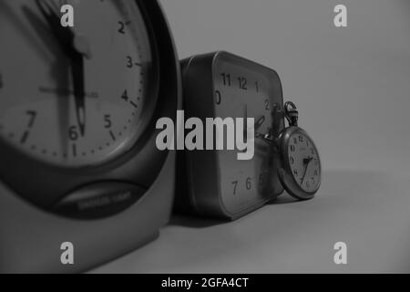 Horloges analogiques photographiées en noir et blanc Banque D'Images