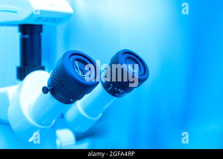 Oculaires d'un microscope à lumière ou fluorescent dans un environnement de laboratoire de recherche Banque D'Images