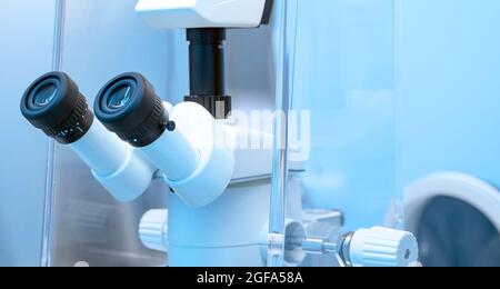 Oculaires d'un microscope à lumière ou fluorescent dans un environnement de laboratoire de recherche Banque D'Images