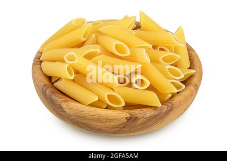 Pâtes italiennes crues de penne rigate dans un bol en bois isolé sur fond blanc avec passe-cheveux et pleine profondeur de champ Banque D'Images