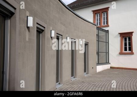 Fragment d'un bâtiment moderne avec fenêtres. Banque D'Images