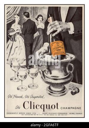 Champagne Veuve Clicquot Vintage 1940's publicité de presse pour le champagne Veuve Clicquot. « Son français, son importé c’est Clicquot » montrant une réception américaine haut de gamme avec une bouteille de champagne Veuve Clicquot replacée dans le seau à glace Cooler USA Banque D'Images