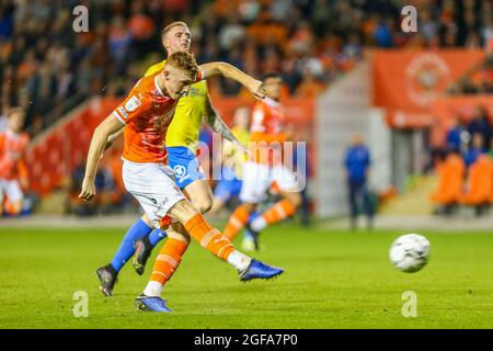 Blackpool, Royaume-Uni. 24 août 2021. Le défenseur de Blackpool Sonny Carey tire un peu de feu lors du match de la Carabao Cup entre Blackpool et Sunderland à Bloomfield Road, Blackpool, Angleterre, le 24 août 2021. Photo de Sam Fielding/Prime Media Images. Crédit : Prime Media Images/Alamy Live News Banque D'Images