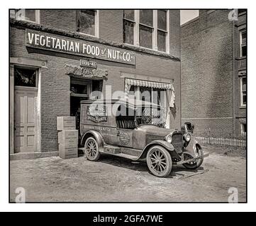 VINTAGE VÉGÉTARIEN ALIMENTATION Archive livraison de nourriture Vegetarian Food and Nut Company avec camion de livraison d'automobile avec la publicité des panneaux latéraux ' Schindlers beurre d'arachide salé arachides ' chargement des produits végétariens 1920's Amérique USA Banque D'Images