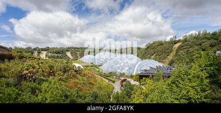 Vue panoramique des dômes biomes à l'Eden Project à Cornwall, Royaume-Uni, le 31 juillet 2021 Banque D'Images