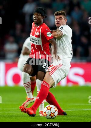 Eindhoven, pays-Bas. 24 août 2021. EINDHOVEN, PAYS-BAS - AOÛT 24 : Noni Madueke de PSV se livre au ballon contre Morato de Benfica lors du match de la Ligue des champions de l'UEFA match de la deuxième jambe entre PSV et Benfica au stade Philips Stadion le 24 août 2021 à Eindhoven, pays-Bas (photo de Geert van Erven/Orange Pictures) Credit: Orange pics BV/Alay Live News Banque D'Images