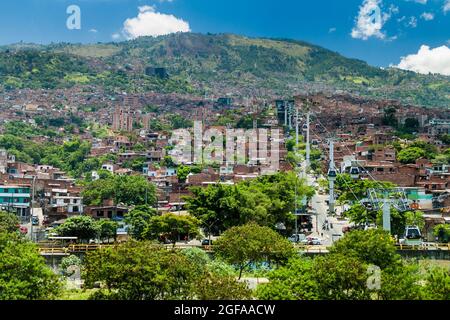 MEDELLIN, COLOMBIE - SEPTEMBRE 4 : le réseau de téléphérique de Medellin relie les quartiers pauvres des collines autour de la ville. Banque D'Images