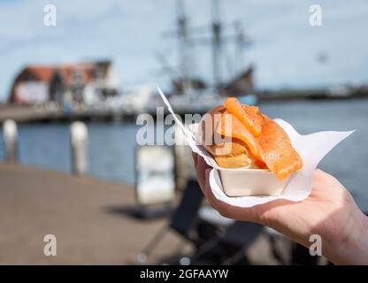 Portion de sandwich au saumon vendue aux pays-Bas en tant qu'en-cas de rue et appelée broodje zalm (en néerlandais) Banque D'Images