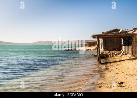 Maisons en bord de mer dans le village de Cabo de la Vela situé sur la péninsule de la Guajira, en Colombie Banque D'Images