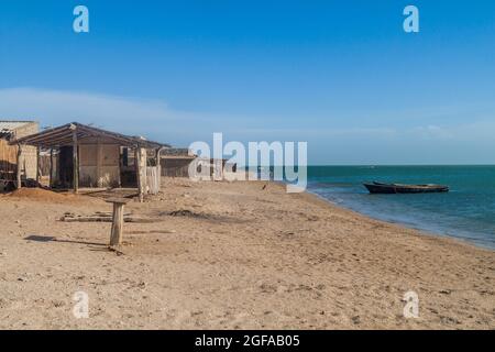 Maisons en bord de mer dans le village de Cabo de la Vela situé sur la péninsule de la Guajira, en Colombie Banque D'Images