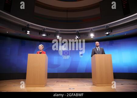 Bruxelles, Belgique. 24 août 2021. Le président de la Commission européenne, Ursula von der Leyen (L), et le président du Conseil européen, Charles Michel, assistent à une conférence de presse à l'issue de la réunion virtuelle des dirigeants du Groupe des sept (G7) sur l'Afghanistan, à Bruxelles (Belgique), le 24 août 2021. Le président de la Commission européenne, Ursula von der Leyen, a déclaré mardi que les dirigeants du G7 étaient d'accord pour dire que c'était leur « devoir oral » collectif d'aider le peuple afghan dans la situation actuelle en Afghanistan. Credit: Zheng Huansong/Xinhua/Alay Live News Banque D'Images