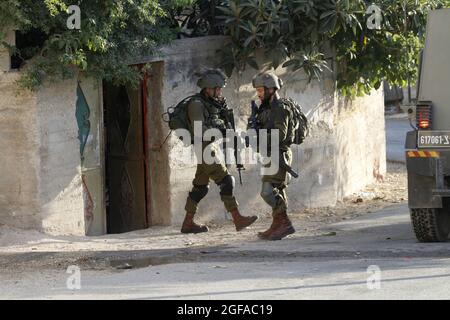 Naplouse, Palestine. 23 août 2021. Les forces d'occupation en patrouille lors d'une opération de recherche dans le village de Salem, à l'est de Naplouse, après que les Palestiniens ont lancé des pierres sur une voiture de colons sur la route de la colonie d'Elon Moreh. Crédit : SOPA Images Limited/Alamy Live News Banque D'Images