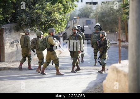 Naplouse, Palestine. 23 août 2021. Les forces d'occupation en patrouille lors d'une opération de recherche dans le village de Salem, à l'est de Naplouse, après que les Palestiniens ont lancé des pierres sur une voiture de colons sur la route de la colonie d'Elon Moreh. Crédit : SOPA Images Limited/Alamy Live News Banque D'Images