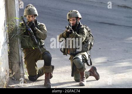 Naplouse, Palestine. 23 août 2021. Les forces d'occupation prennent position lors d'une opération de recherche dans le village de Salem, à l'est de Naplouse, après que les Palestiniens ont lancé des pierres sur une voiture de colons sur la route de la colonie d'Elon Moreh. Crédit : SOPA Images Limited/Alamy Live News Banque D'Images