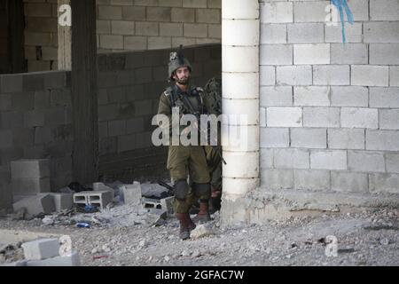 Naplouse, Palestine. 23 août 2021. Les forces d'occupation soldats en patrouille lors d'une opération de recherche dans le village de Salem, à l'est de Naplouse, après que les Palestiniens ont lancé des pierres sur une voiture de colons sur la route de la colonie d'Elon Moreh. Crédit : SOPA Images Limited/Alamy Live News Banque D'Images