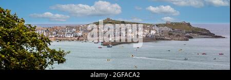 Vue panoramique sur St Ives et le port à St Ives, Cornwall, Royaume-Uni, le 2 août 2021 Banque D'Images