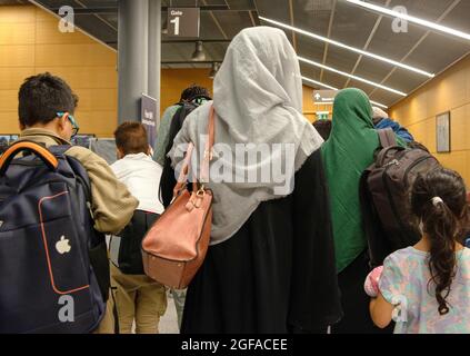 Ramstein Miesenbach, Allemagne. 23 août 2021. Les citoyens américains évacués de Kaboul se rassemblent au terminal de l'aéroport pour le départ aux États-Unis à la base aérienne de Ramstein le 23 août 2021 à Ramstein-Miesenbach, en Allemagne. Ramstein fournit un hébergement temporaire aux personnes évacuées d'Afghanistan dans le cadre de l'opération alliés refuge. Credit: Planetpix/Alamy Live News Banque D'Images