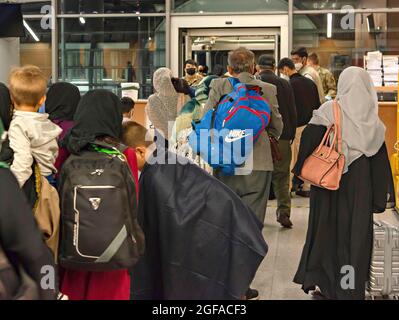 Ramstein Miesenbach, Allemagne. 23 août 2021. Les citoyens américains évacués de Kaboul se rassemblent au terminal de l'aéroport pour le départ aux États-Unis à la base aérienne de Ramstein le 23 août 2021 à Ramstein-Miesenbach, en Allemagne. Ramstein fournit un hébergement temporaire aux personnes évacuées d'Afghanistan dans le cadre de l'opération alliés refuge. Credit: Planetpix/Alamy Live News Banque D'Images