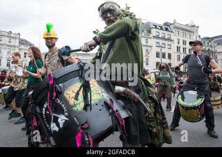 Londres, Royaume-Uni. 23 août 2021. Les batteurs de Samba de la rébellion d'extinction prennent part au premier jour des manifestations impossibles de la rébellion. Extinction la rébellion appelle le gouvernement britannique à mettre fin à tous les nouveaux investissements dans les combustibles fossiles avec effet immédiat. Crédit : Mark Kerrison/Alamy Live News Banque D'Images