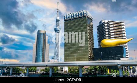 Tokyo, Japon - août 2018 : bâtiment du siège des brasseries Asahi avec la flamme Asahi et le Skytree de Tokyo Banque D'Images