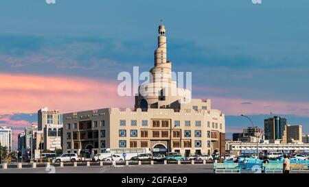 Doha, Qatar - février 2019 : mosquée Al Fanar, surnommée la Mosquée en spirale Banque D'Images