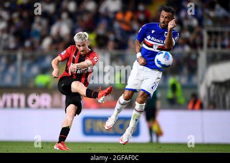 Gênes, Italie. 23 août 2021. Alexis Saelemaekers (L) de l'AC Milan et Fabio Quagliarella de l'UC Sampdoria en action pendant la série UN match de football entre l'UC Sampdoria et l'AC Milan. Credit: Nicolò Campo/Alay Live News Banque D'Images