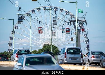 Téléphérique du Rhin, cabine au-dessus du Rhin, grande roue au zoo, circulation automobile sur le pont du zoo, Cologne, NRW, Allemagne, Banque D'Images