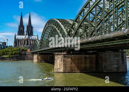 Cathédrale de Cologne, vue de Deutzer Ufer, pont Hohenzollern, pont ferroviaire au-dessus du Rhin, Cologne, NRW, Allemagne, Banque D'Images