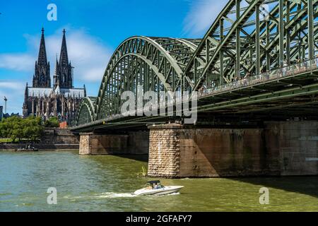 Cathédrale de Cologne, vue de Deutzer Ufer, pont Hohenzollern, pont ferroviaire au-dessus du Rhin, Cologne, NRW, Allemagne, Banque D'Images
