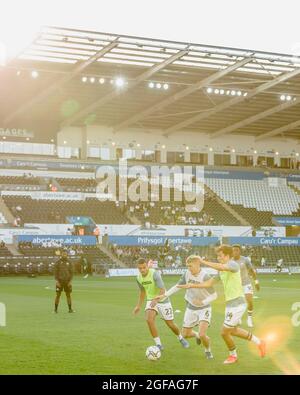 SWANSEA, PAYS DE GALLES - 24 AOÛT 2021 : Swansea s'échauffe avant la deuxième étape de la coupe Carabao entre Swansea City et Plymouth Argyle au Liberty Stadium, mardi 24 août 2021. Crédit : John Smith/Alay Live News Banque D'Images