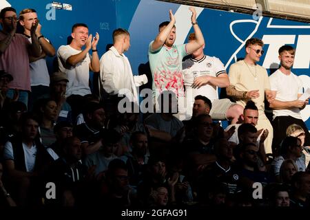 SWANSEA, PAYS DE GALLES - 24 AOÛT 2021 : les fans de Swansea chantent lors de la deuxième rencontre de la Carabao Cup entre Swansea City et Plymouth Argyle au Liberty Stadium, mardi 24 août 2021. Crédit : John Smith/Alay Live News Banque D'Images