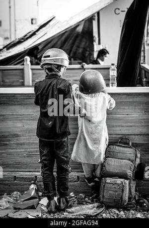 Des enfants attendent d'être évacués à l'aéroport international Hamid Karzaï, Afghanistan, le 23 août 2021. Les membres du service des États-Unis aident le département d'État à réaliser une opération d'évacuation des non-combattants (NEO) photo du corps des Marines des États-Unis par le Sgt Gunnery. Melissa Marnell via American PhotoArchive/Alamy) Banque D'Images