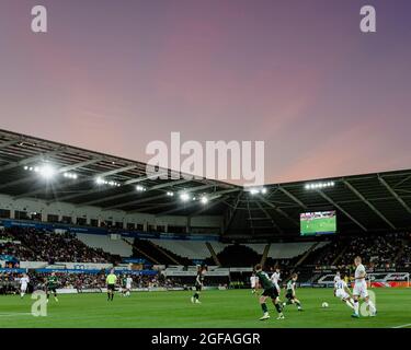 SWANSEA, PAYS DE GALLES - 24 AOÛT 2021 : le soleil se couche lors de la deuxième rencontre de la Carabao Cup entre Swansea City et Plymouth Argyle au Liberty Stadium, mardi 24 août 2021. Crédit : John Smith/Alay Live News Banque D'Images