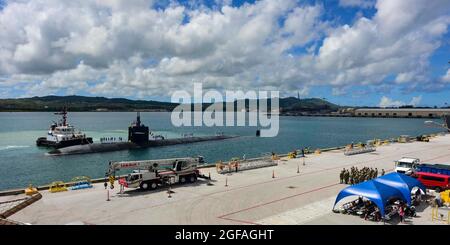 L'USS Oklahoma City, sous-marin de classe Los Angeles, de la marine américaine, retourne à la base navale de Guam pour la dernière fois le 20 août 2021 à Apra Harbour, à Guam. L'USS Oklahoma City est à la fin de son cycle de vie et devrait être désaffecté. Banque D'Images