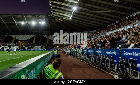 SWANSEA, PAYS DE GALLES - 24 AOÛT 2021 : Jamal Lowe, de Swansea City, lors du second tour de la Carabao Cup, entre Swansea City et Plymouth Argyle, au Liberty Stadium, mardi 24 août 2021. Crédit : John Smith/Alay Live News Banque D'Images