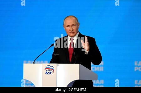 Moscou, Russie. 24 août 2021. Le président russe Vladimir Poutine prononce un discours au 20e congrès du parti Russie unie le 24 août 2021 à Moscou, en Russie. Credit: Planetpix/Alamy Live News Banque D'Images