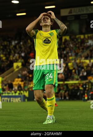 Josh Sargent, de Norwich City, réagit après avoir pris de l'envergure lors du deuxième tour de la coupe Carabao à Carrow Road, Norwich. Date de la photo: Mardi 24 août 2021. Banque D'Images