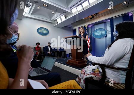 Washington, Vereinigte Staaten. 24 août 2021. Le secrétaire de presse de la Maison Blanche, Jen Psaki, prend la parole lors d'un point de presse quotidien à la Maison Blanche, à Washington, le 24 août 2021. Credit: Yuri Gripas/Pool via CNP/dpa/Alay Live News Banque D'Images