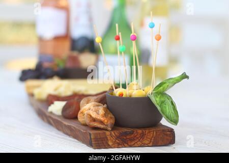 Carte de charcuterie italienne avec biscuits secs au fromage et salami planche en bois avec bord d'écorce brut Banque D'Images