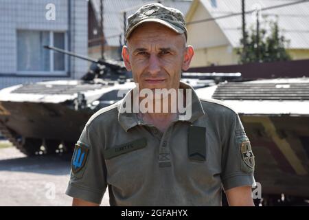 Marinka, Ukraine. 24 août 2021. Soldat de l'armée ukrainienne posant à côté de véhicules de combat d'infanterie pendant le jour de l'indépendance.24 août, L'Ukraine célèbre le 30e anniversaire de son indépendance en l'honneur de l'adoption par la Verkhovna Rada de la RSS d'Ukraine en 1991 de l'Acte d'indépendance de l'Ukraine - un document politique et juridique qui a certifié le nouveau statut de l'Etat ukrainien. Crédit : SOPA Images Limited/Alamy Live News Banque D'Images