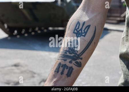 Marinka, Ukraine. 24 août 2021. Soldat de l'armée ukrainienne avec un tatouage patriotique pendant le jour de l'indépendance.24 août, L'Ukraine célèbre le 30e anniversaire de son indépendance en l'honneur de l'adoption par la Verkhovna Rada de la RSS d'Ukraine en 1991 de l'Acte d'indépendance de l'Ukraine - un document politique et juridique qui a certifié le nouveau statut de l'Etat ukrainien. Crédit : SOPA Images Limited/Alamy Live News Banque D'Images