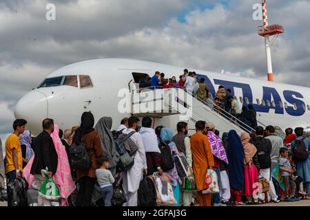 Ramstein Miesenbach, Allemagne. 24 août 2021. Les réfugiés afghans embarquaient à bord d'un avion commercial Atlas Air pour être transférés aux États-Unis après l'évacuation de Kaboul à la base aérienne de Ramstein le 24 août 2021 à Ramstein-Miesenbach, en Allemagne. Le Pentagone a appelé 18 avions civils de United Airlines, American Airlines, Delta Air, Atlas Air et Hawaiian Airlines en vertu de la loi sur la flotte aérienne de la Réserve civile pour aider à transférer les évacués dans le cadre de l'opération alliés refuge. Credit: Planetpix/Alamy Live News Banque D'Images