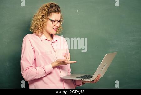 École en ligne. Étudier en ligne. Travail à distance. Carnet de notes de l'enseignant recherche informations fond du tableau de surveillance. Femme PC portable surfer sur Internet. ÉTUDIANT STEM Banque D'Images