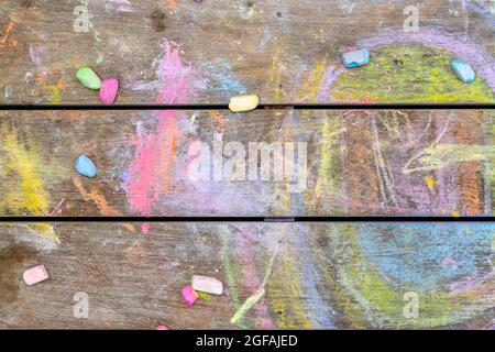 Image détaillée des dessins de craie pour enfants sur une terrasse en bois Banque D'Images