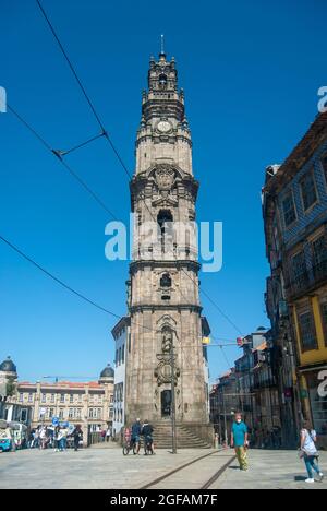 Église de Clerigos à Porto, vue verticale depuis le pied de la tour et la ligne aérienne dans le ciel bleu - vertical, Portugal, Porto Banque D'Images