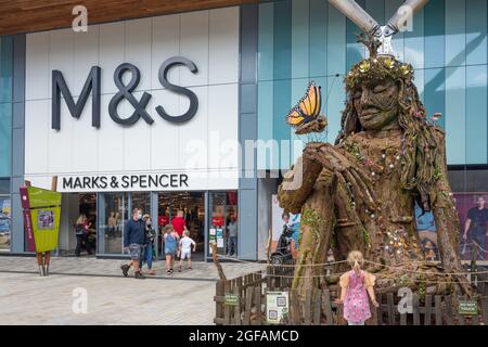 M&S Store et Bracknell Forest Giant Sculpture, The Avenue, The Lexique, Bracknell, Berkshire, Angleterre, Royaume-Uni Banque D'Images