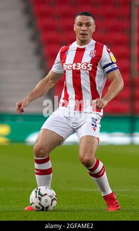 Stoke, Royaume-Uni. 24 août 2021. James Chester de Stoke City pendant le match de la Carabao Cup au stade Bet365, Stoke. Le crédit photo devrait se lire: Andrew Yates/Sportimage crédit: Sportimage/Alay Live News Banque D'Images