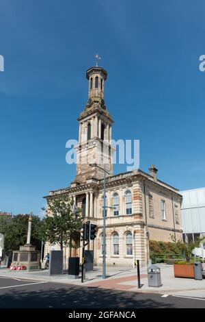 Extérieur de l'Irvine Townhouse (1862 conçu par James Ingram), rénové et ouvert au public en 2017 comme un service de généalogie/histoire locale. Banque D'Images